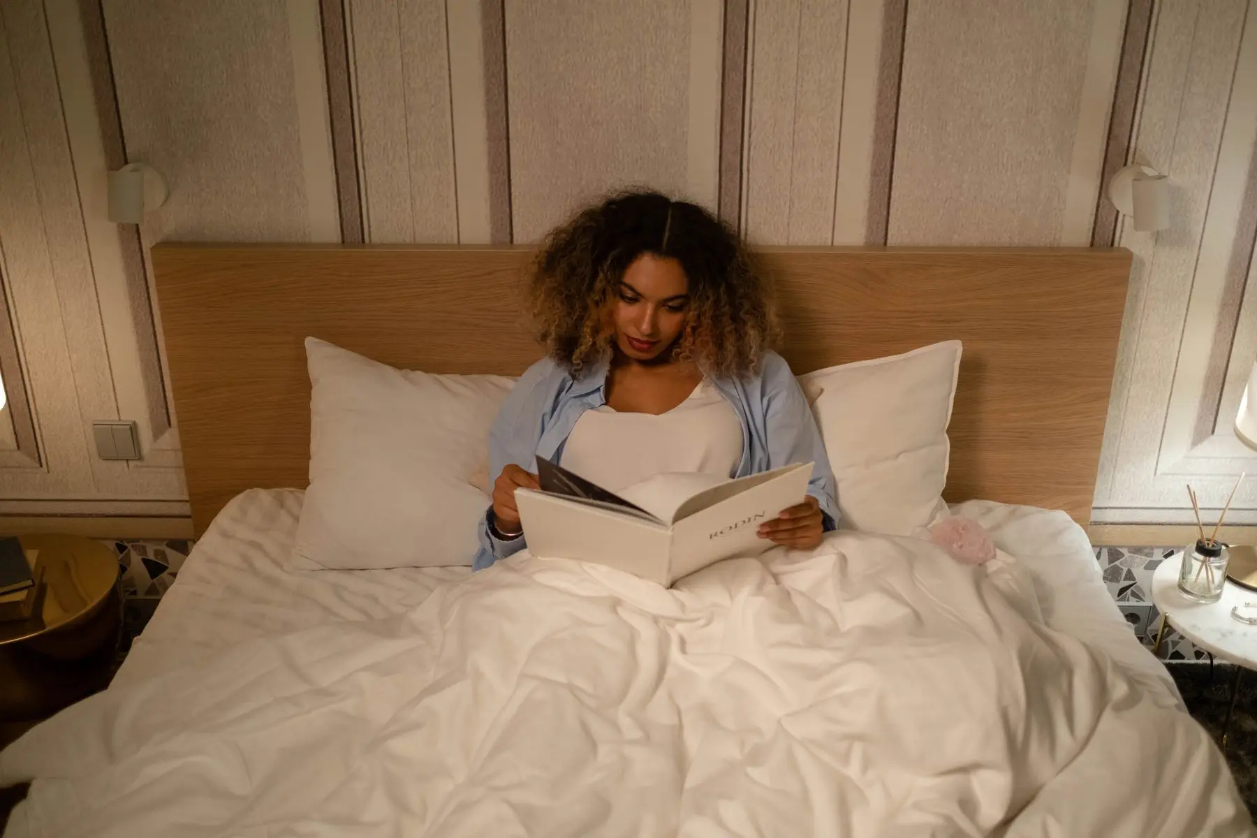 Frau liest abends im Bett