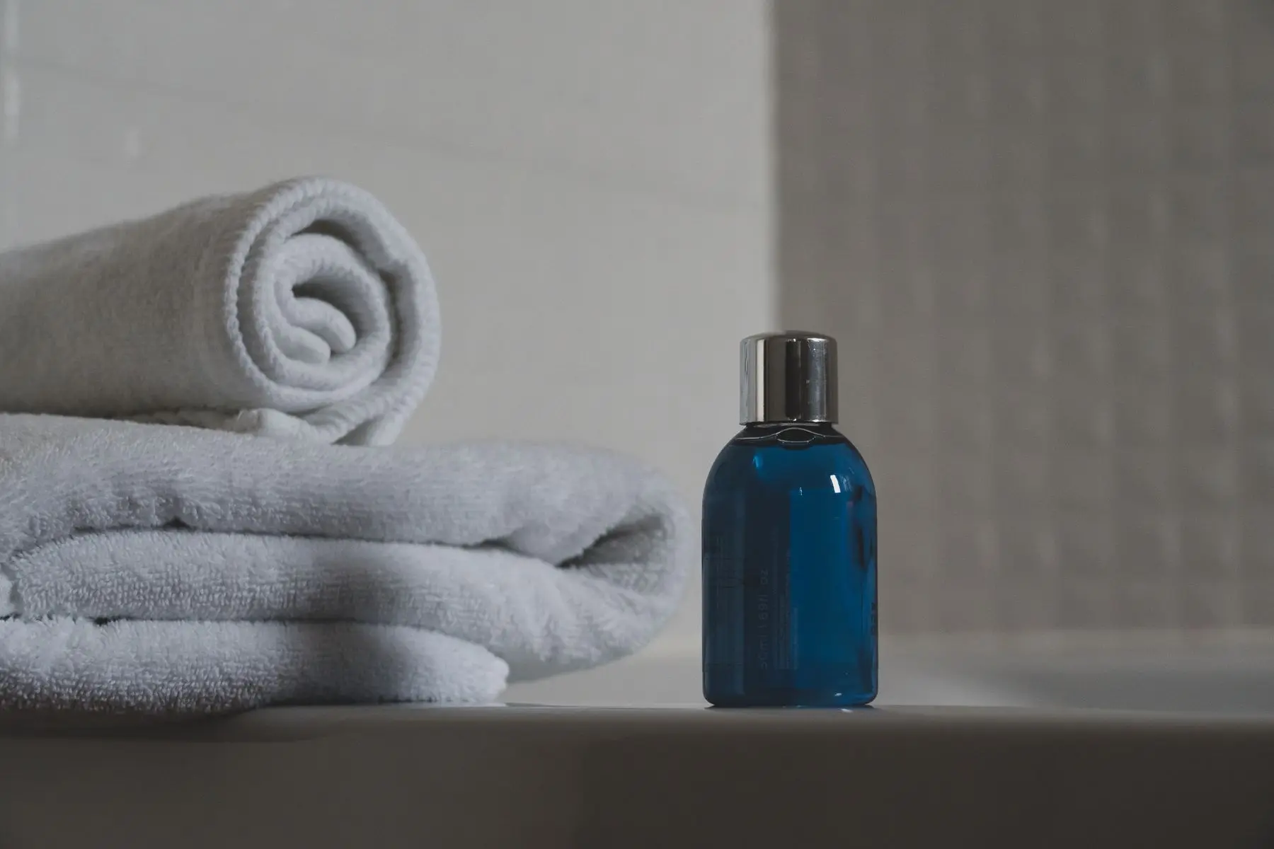 Weiße Handtücher im Badezimmer