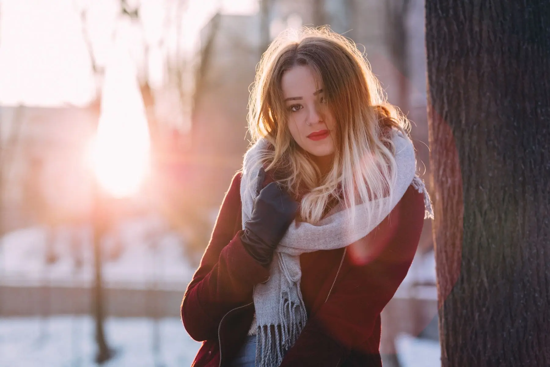 Frau mit Schal in der Wintersonne