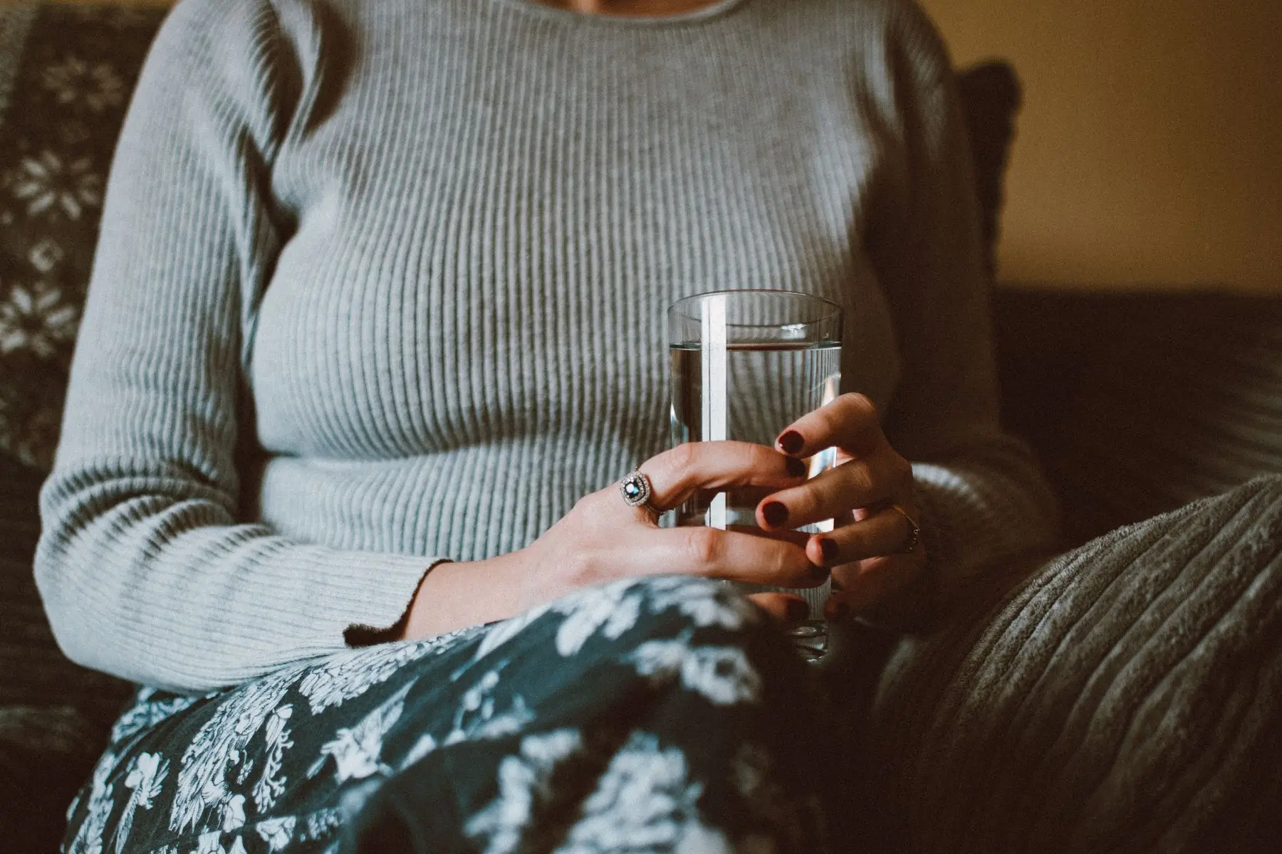 Frau hält ein Glas Wasser